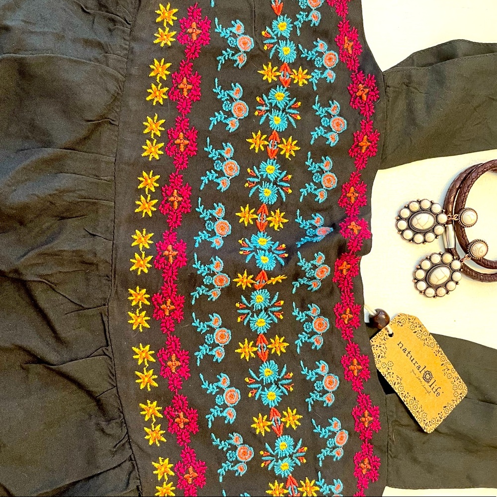 🌸NEW! Natural Life Beautifully detailed embroidered crop top! So cute!!